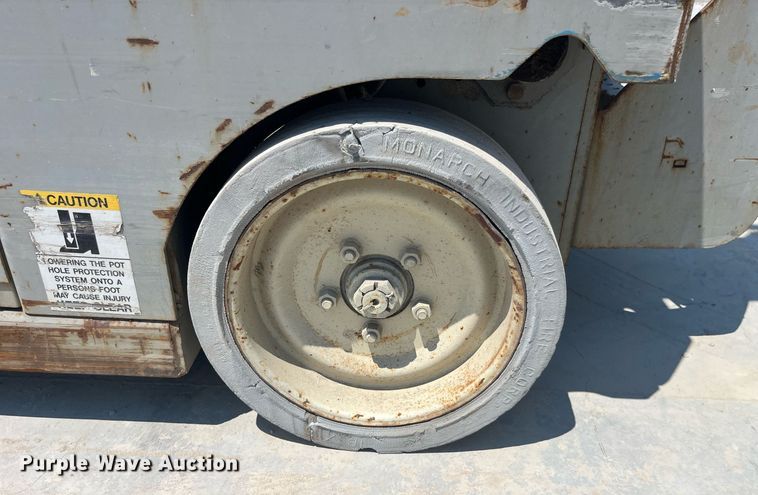 image for item LB9012 2000 Mec 3247ES  scissor lift