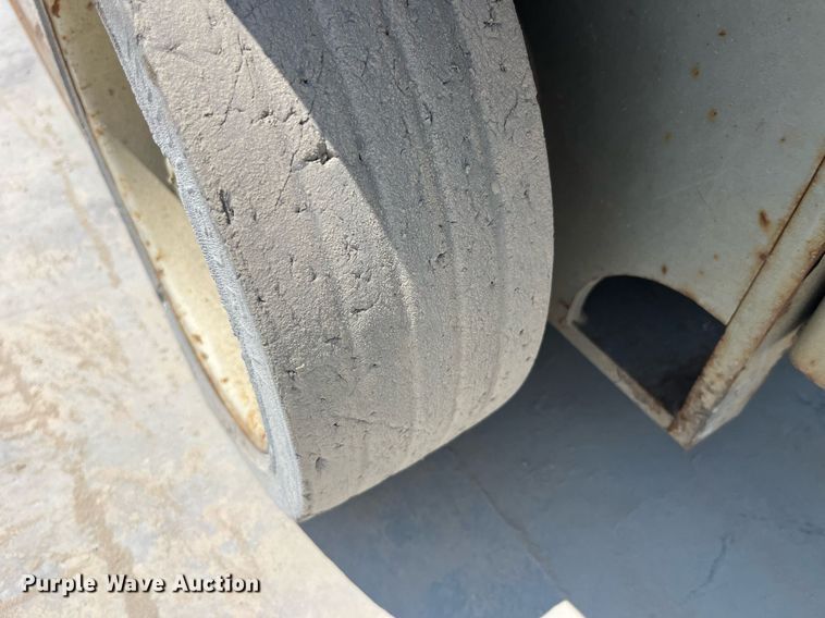 image for item LB9012 2000 Mec 3247ES  scissor lift