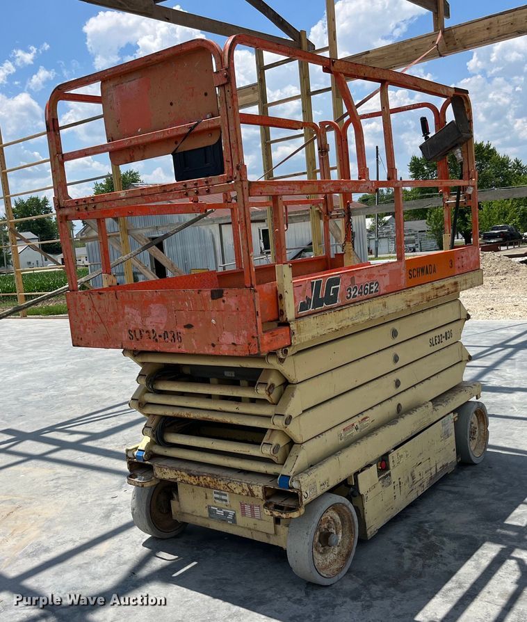 image for item LB9013 2000 JLG 3246E2  scissor lift