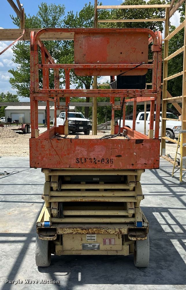 image for item LB9013 2000 JLG 3246E2  scissor lift