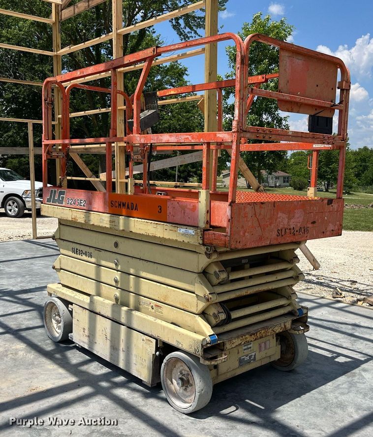 image for item LB9013 2000 JLG 3246E2  scissor lift