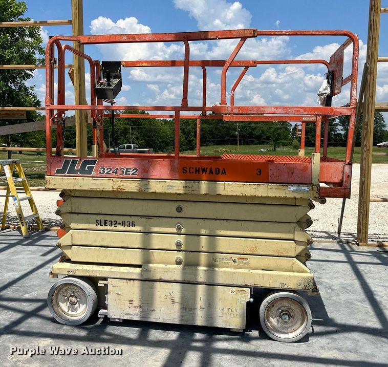 image for item LB9013 2000 JLG 3246E2  scissor lift