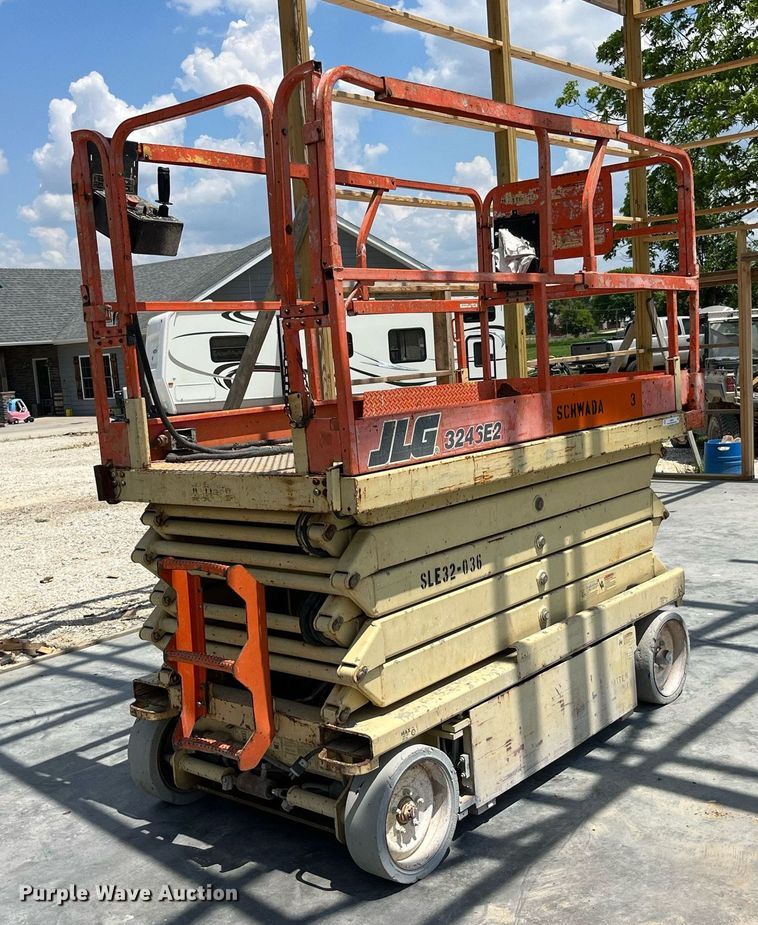 image for item LB9013 2000 JLG 3246E2  scissor lift