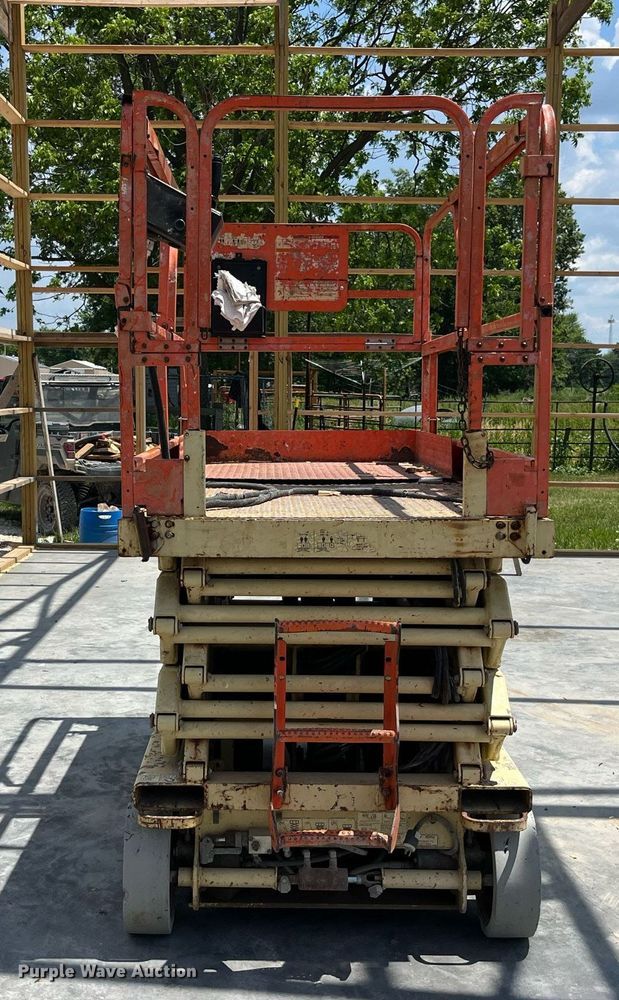 image for item LB9013 2000 JLG 3246E2  scissor lift