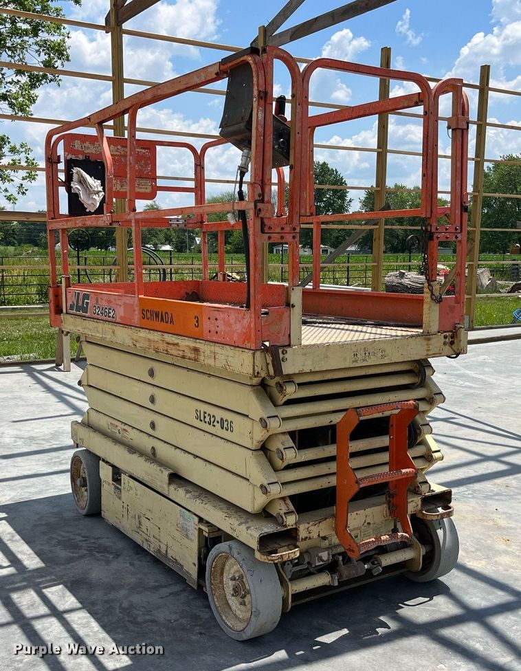 image for item LB9013 2000 JLG 3246E2  scissor lift