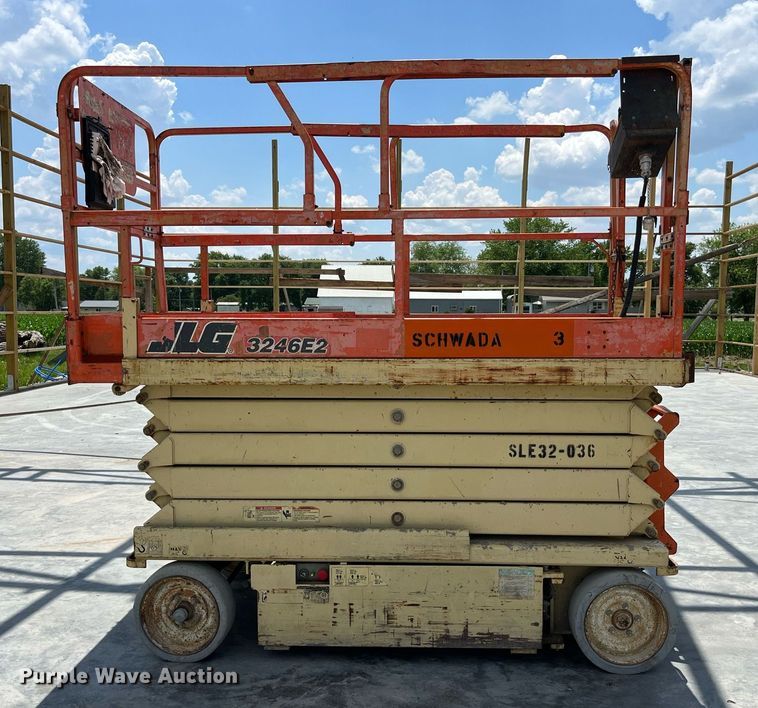 image for item LB9013 2000 JLG 3246E2  scissor lift