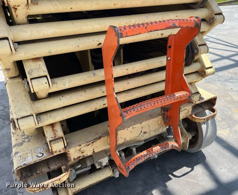 image for item LB9013 2000 JLG 3246E2  scissor lift