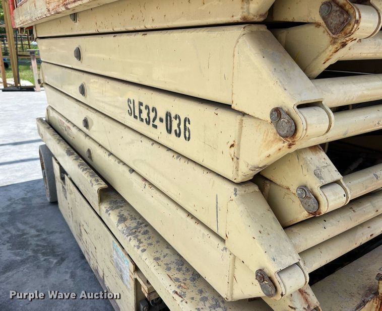 image for item LB9013 2000 JLG 3246E2  scissor lift