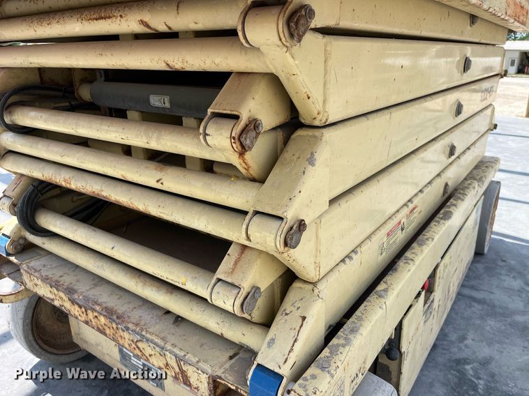 image for item LB9013 2000 JLG 3246E2  scissor lift