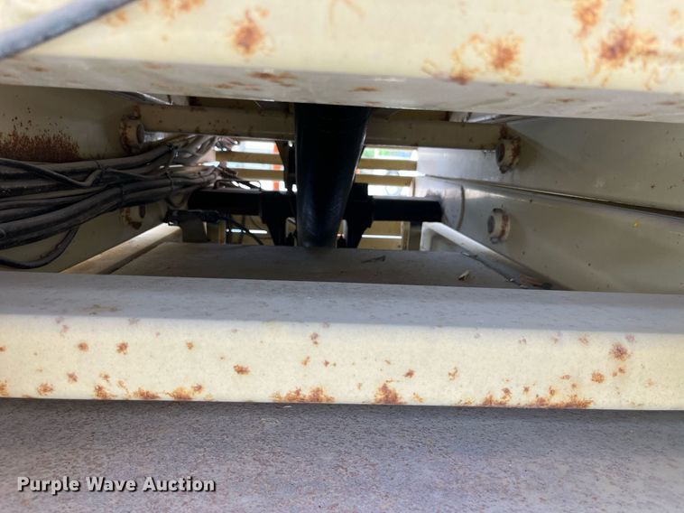 image for item LB9013 2000 JLG 3246E2  scissor lift