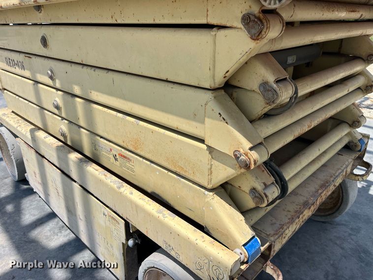 image for item LB9013 2000 JLG 3246E2  scissor lift