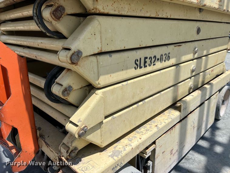 image for item LB9013 2000 JLG 3246E2  scissor lift