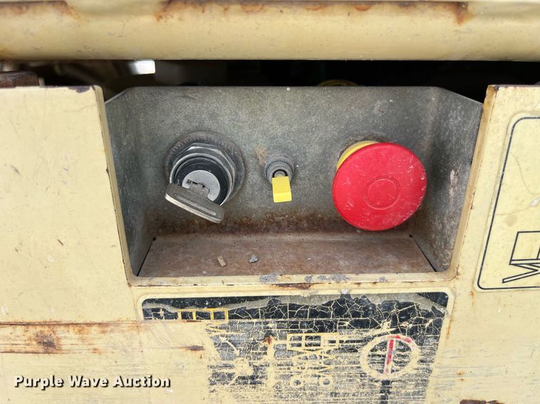 image for item LB9013 2000 JLG 3246E2  scissor lift