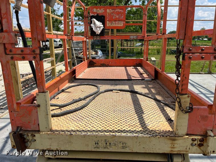 image for item LB9013 2000 JLG 3246E2  scissor lift