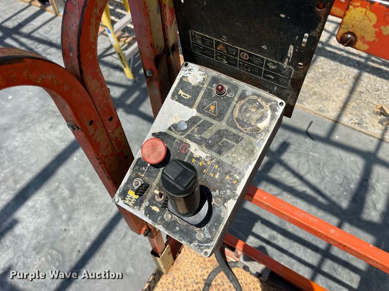 image for item LB9013 2000 JLG 3246E2  scissor lift