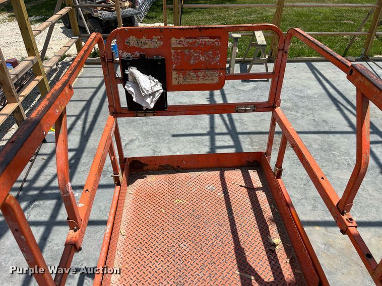 image for item LB9013 2000 JLG 3246E2  scissor lift