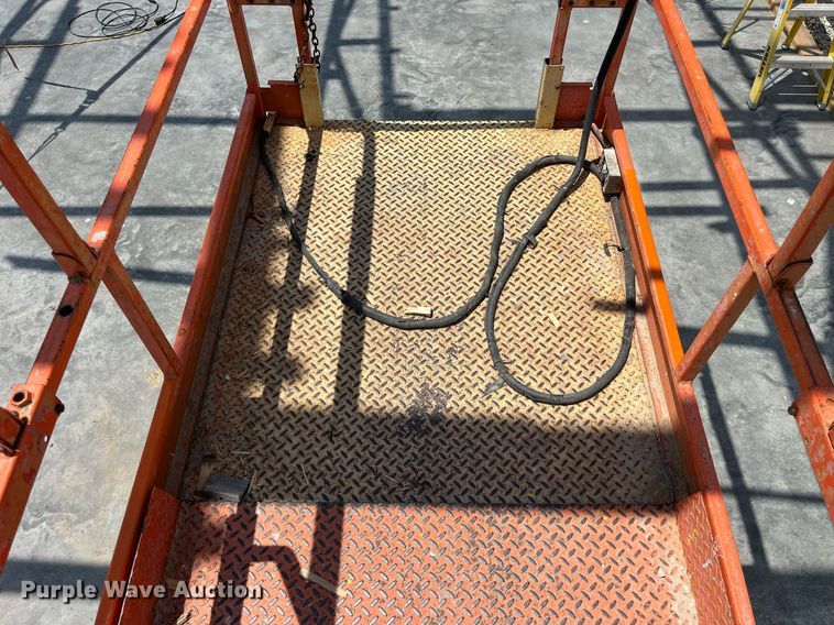 image for item LB9013 2000 JLG 3246E2  scissor lift