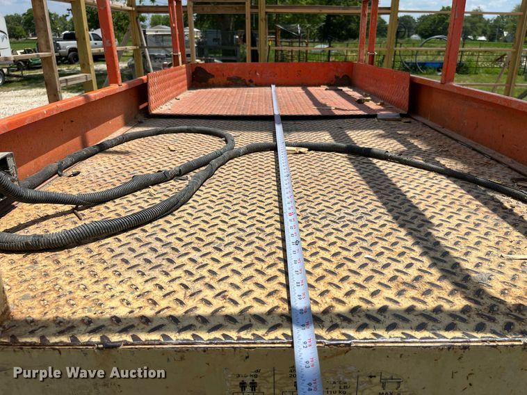 image for item LB9013 2000 JLG 3246E2  scissor lift