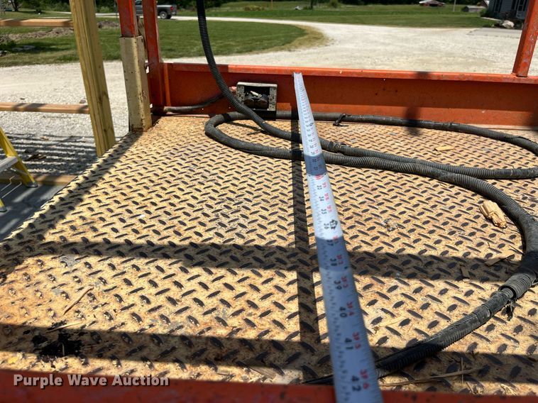 image for item LB9013 2000 JLG 3246E2  scissor lift