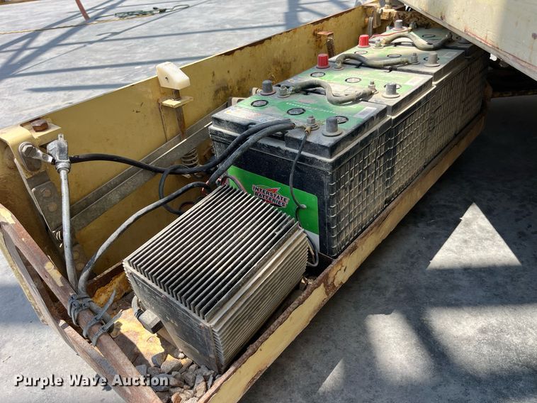 image for item LB9013 2000 JLG 3246E2  scissor lift