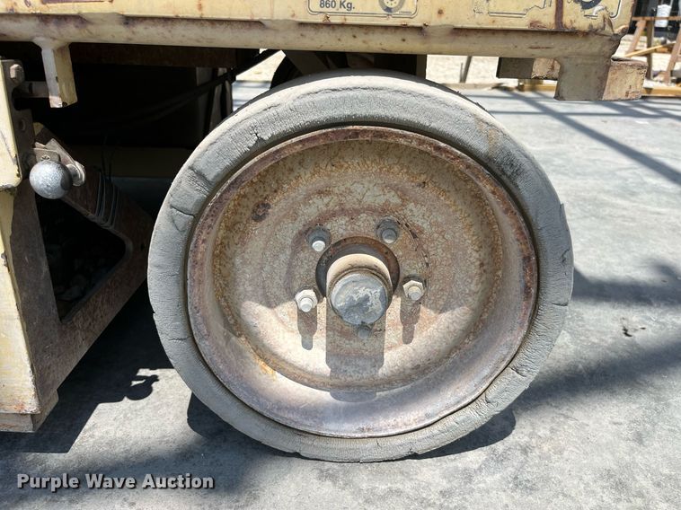 image for item LB9013 2000 JLG 3246E2  scissor lift