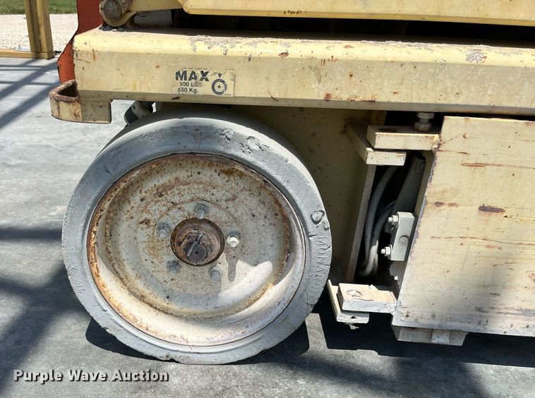 image for item LB9013 2000 JLG 3246E2  scissor lift