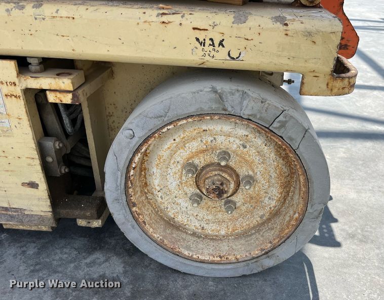 image for item LB9013 2000 JLG 3246E2  scissor lift