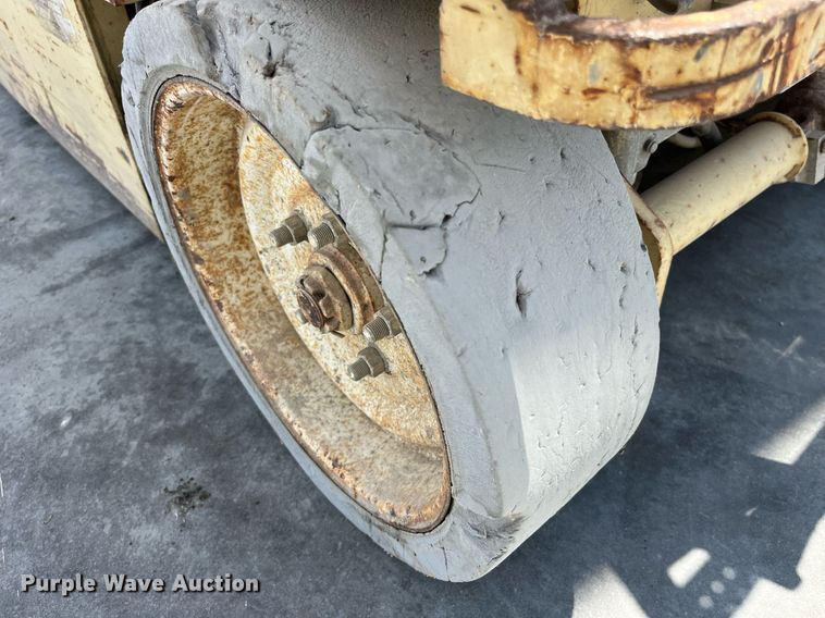 image for item LB9013 2000 JLG 3246E2  scissor lift