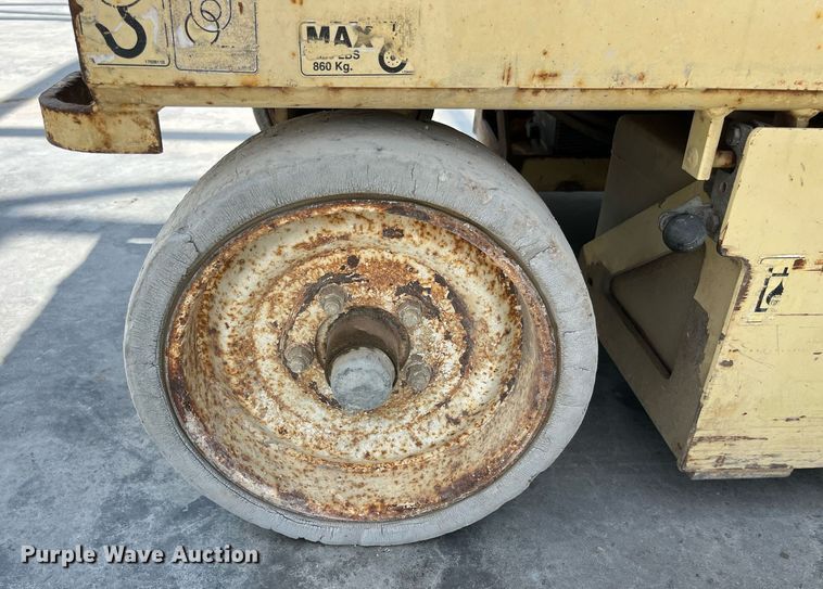 image for item LB9013 2000 JLG 3246E2  scissor lift