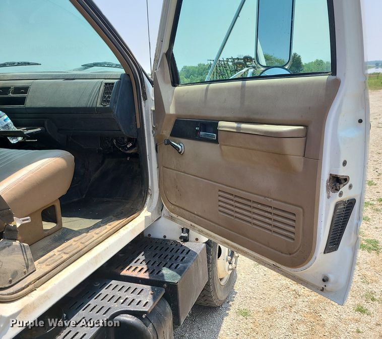 image for item LE9136 2001 GMC C6500  dump truck