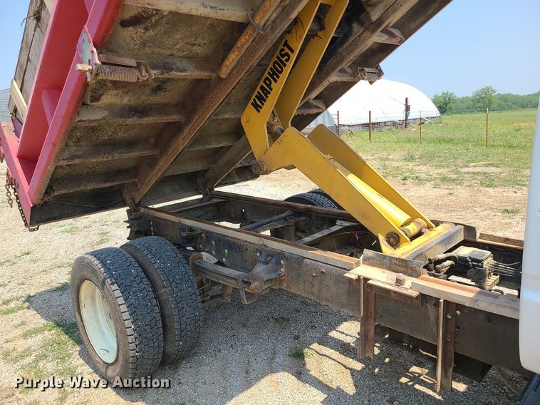 image for item LE9136 2001 GMC C6500  dump truck