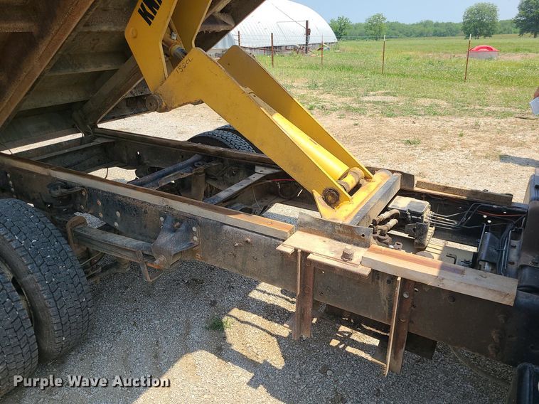 image for item LE9136 2001 GMC C6500  dump truck