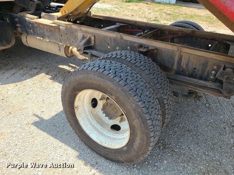 image for item LE9136 2001 GMC C6500  dump truck