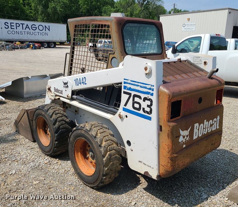 image for item LE9256 2003 Bobcat 763  skid steer loader