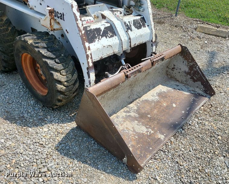 image for item LE9256 2003 Bobcat 763  skid steer loader