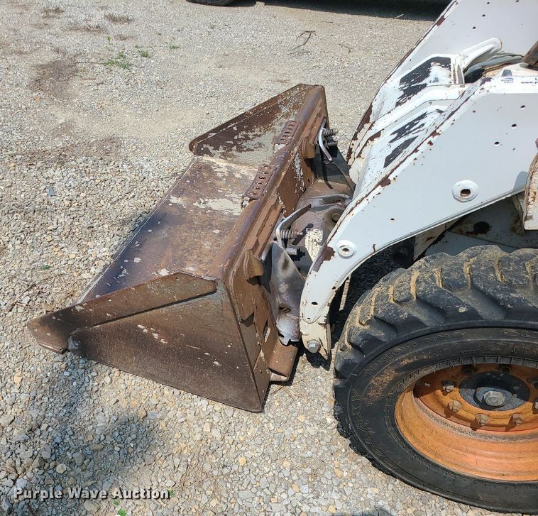 image for item LE9256 2003 Bobcat 763  skid steer loader