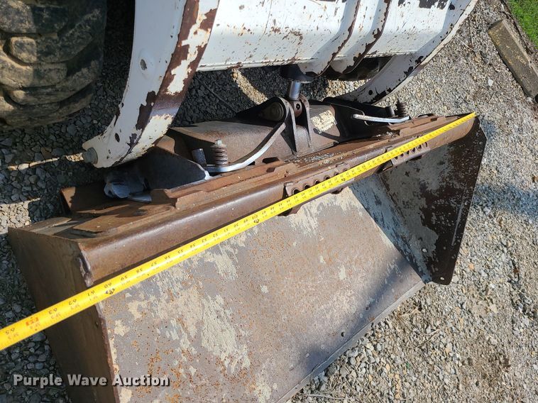 image for item LE9256 2003 Bobcat 763  skid steer loader