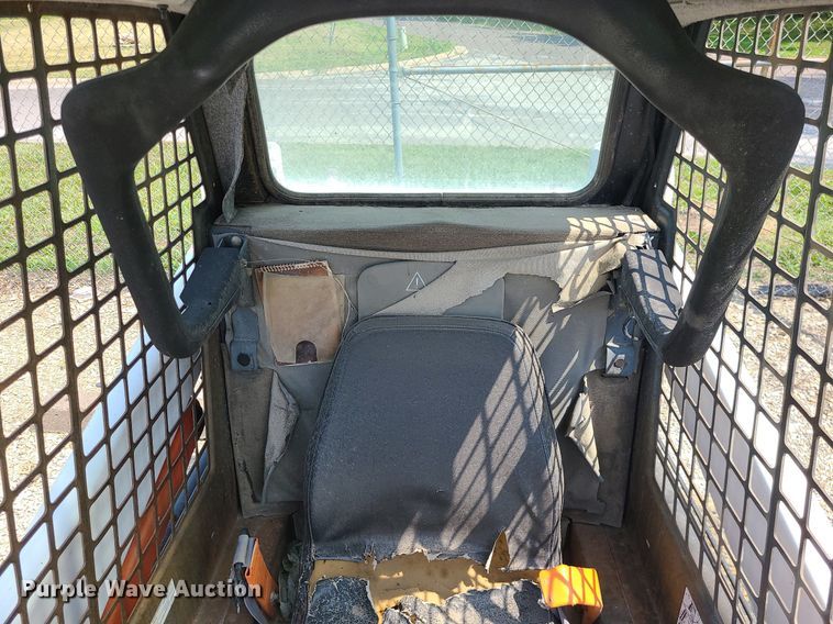 image for item LE9256 2003 Bobcat 763  skid steer loader