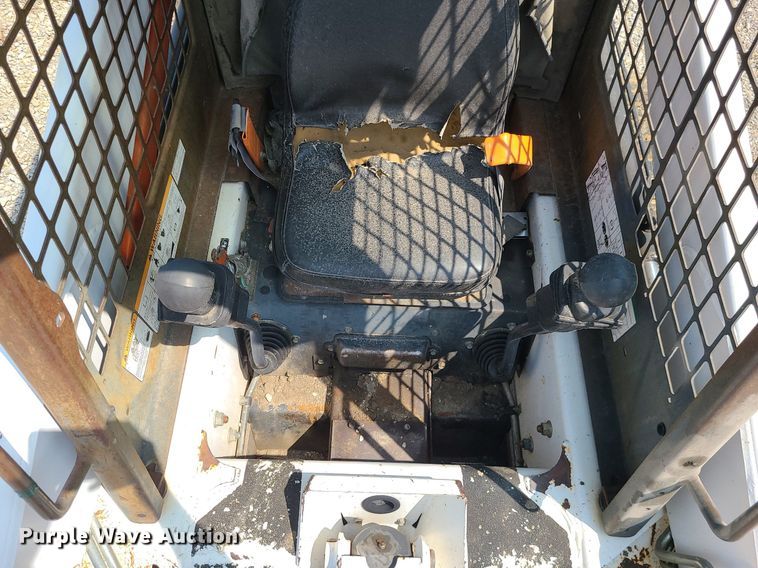 image for item LE9256 2003 Bobcat 763  skid steer loader