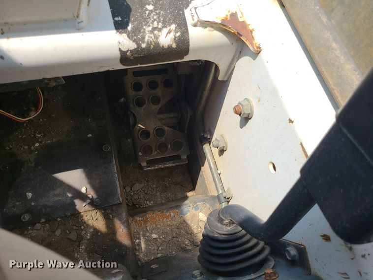 image for item LE9256 2003 Bobcat 763  skid steer loader