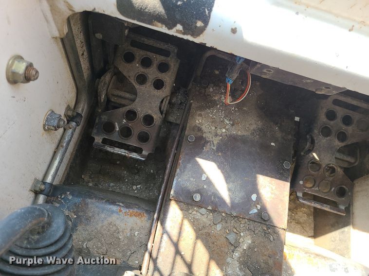 image for item LE9256 2003 Bobcat 763  skid steer loader