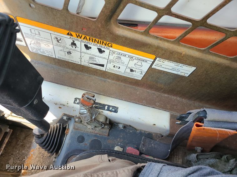 image for item LE9256 2003 Bobcat 763  skid steer loader