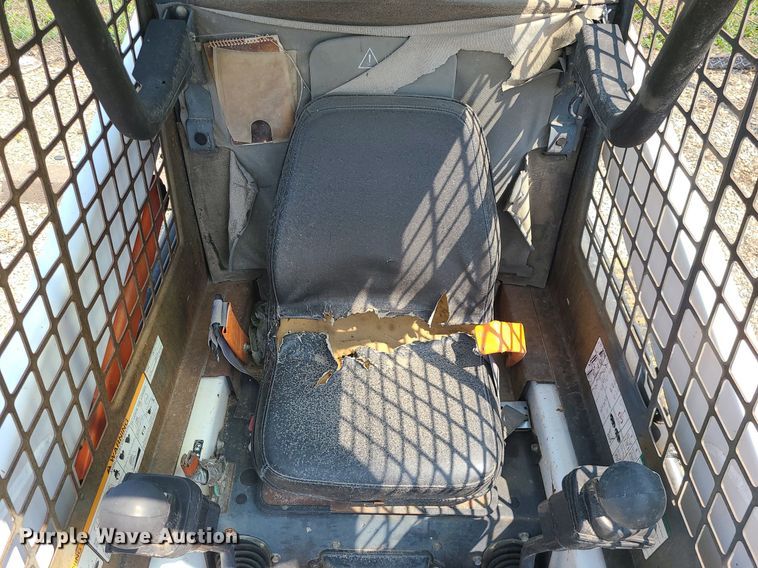 image for item LE9256 2003 Bobcat 763  skid steer loader