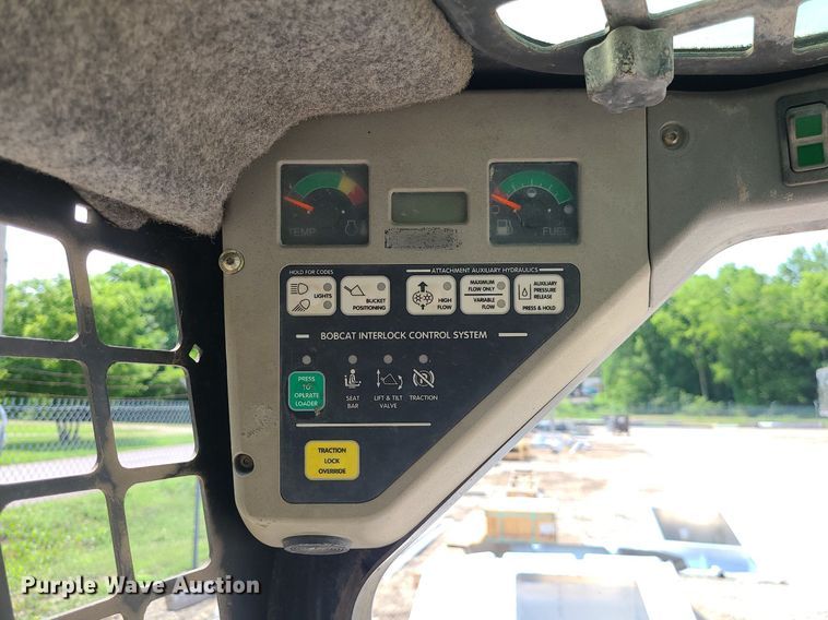 image for item LE9256 2003 Bobcat 763  skid steer loader