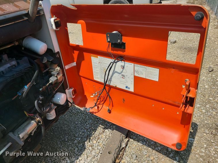 image for item LE9256 2003 Bobcat 763  skid steer loader