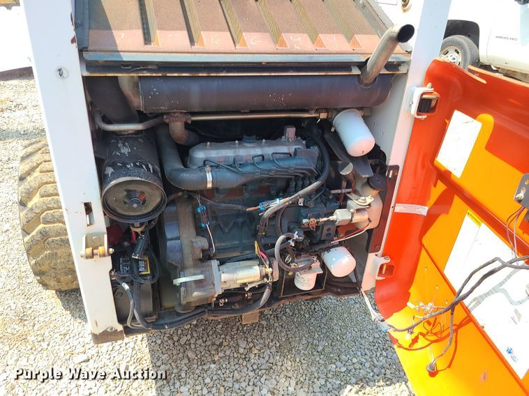 image for item LE9256 2003 Bobcat 763  skid steer loader