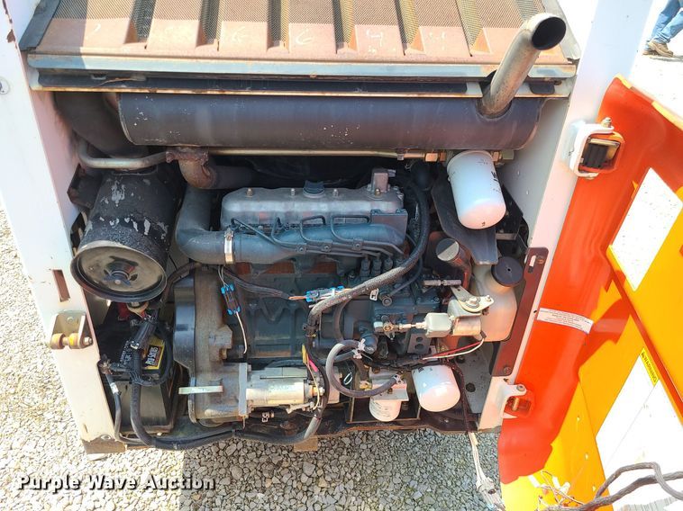 image for item LE9256 2003 Bobcat 763  skid steer loader