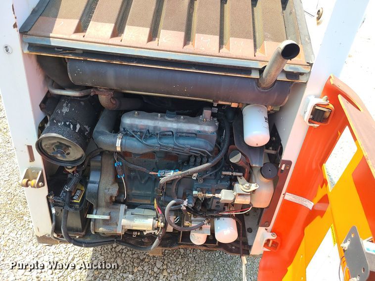 image for item LE9256 2003 Bobcat 763  skid steer loader