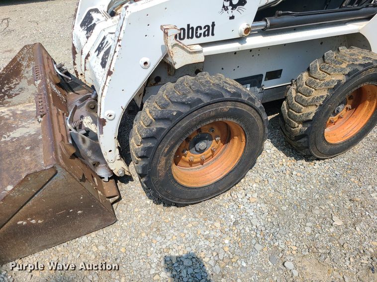 image for item LE9256 2003 Bobcat 763  skid steer loader