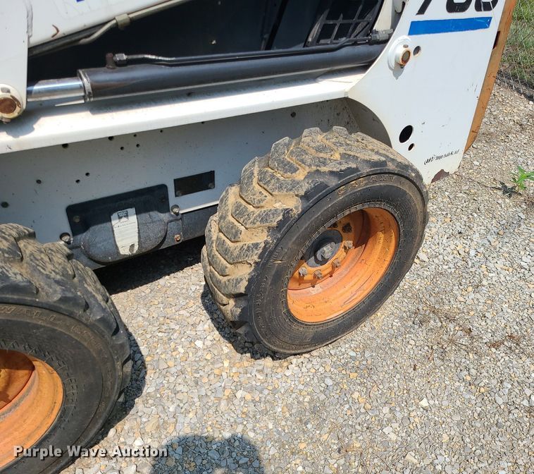 image for item LE9256 2003 Bobcat 763  skid steer loader